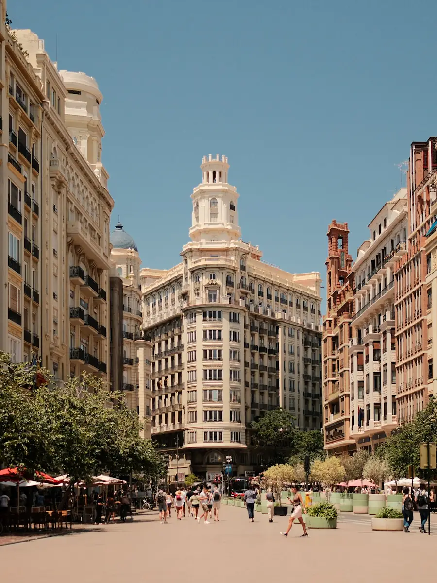 La plaza del Ayuntamiento de València, con sus terrazas y el edificio del consistorio al fondo